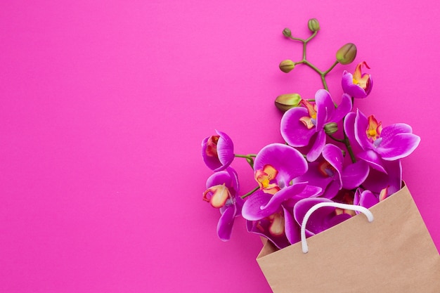 Foto orchideebloemen in een papieren zak