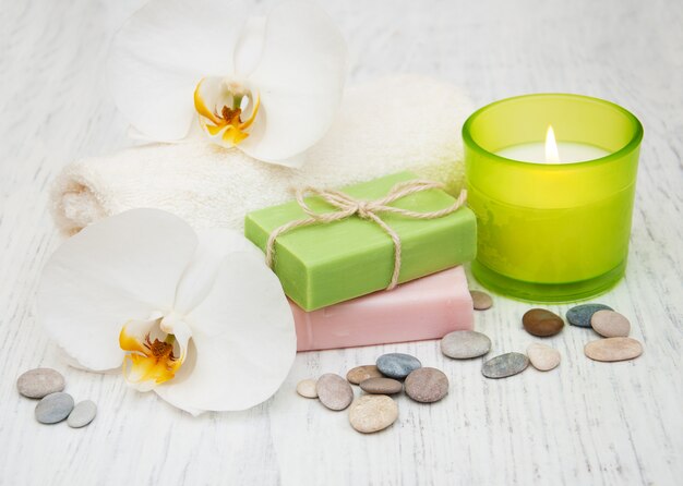 Орхидеи, свечи, полотенце и мыло ручной работы