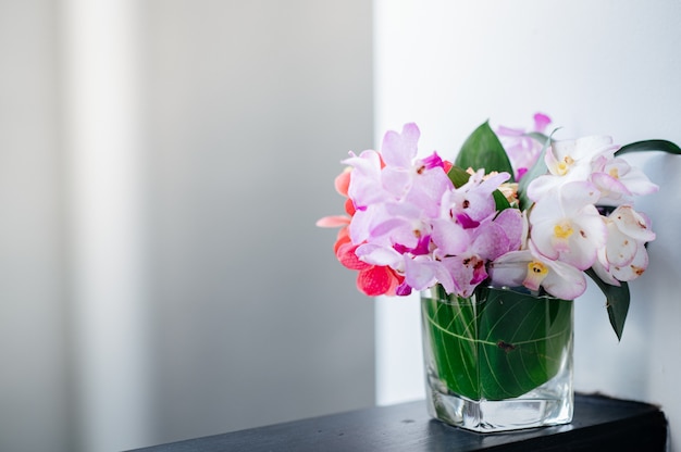 Foto orchidee che decorano in un bicchiere d'acqua