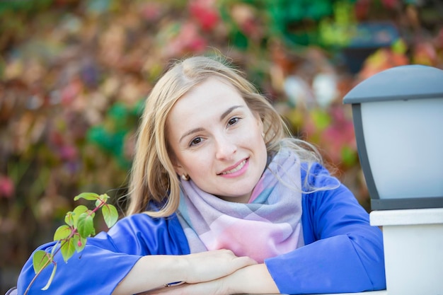 写真 公園の普通の女の子 散歩中の女性のポートレート