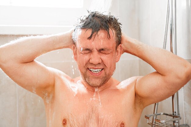 평범한 남자가 샤워 클로즈업으로 머리를 감는다