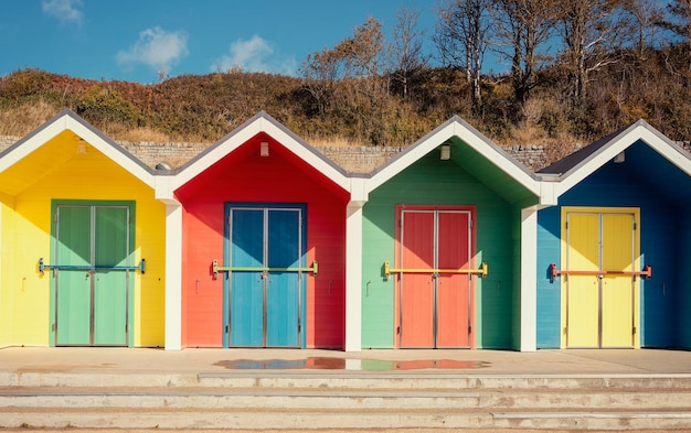 영국 해변에 있는 일반 여러 가지 빛깔의 탈의실