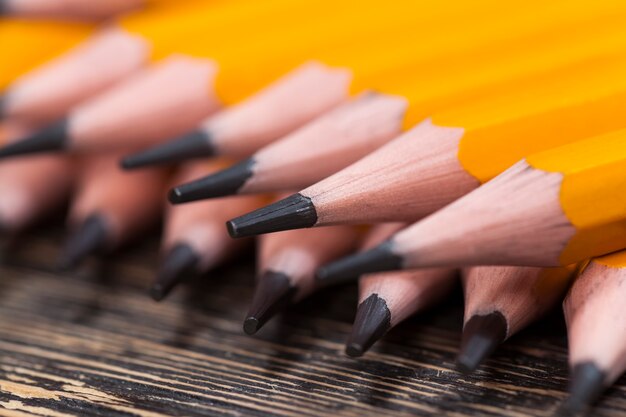 描画と創造性のための灰色の柔らかい鉛と通常の黄色の木製の鉛筆