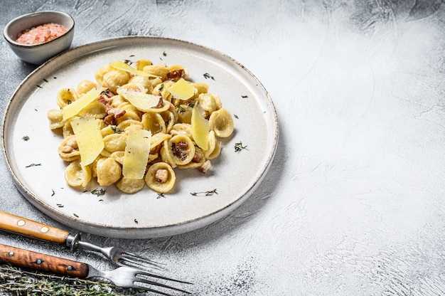 Orecchiette huisgemaakte carbonara pasta met pancetta, ei, harde Parmezaanse kaas en roomsaus