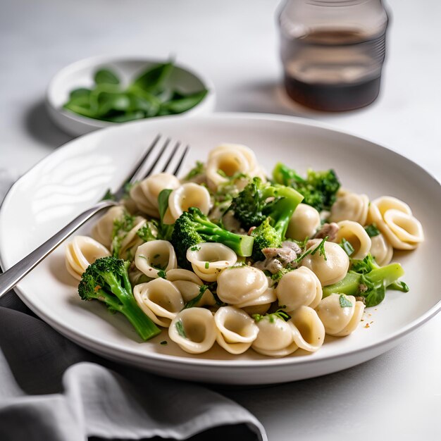 Паста Orecchiette с брокколи Рабе на тарелке на столе