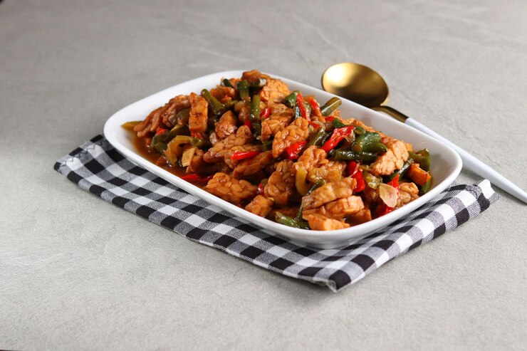 Orek tempe of Sauteed Tempe is de Indonesische keuken met kruiden, knoflook, ui, chili, kousenband