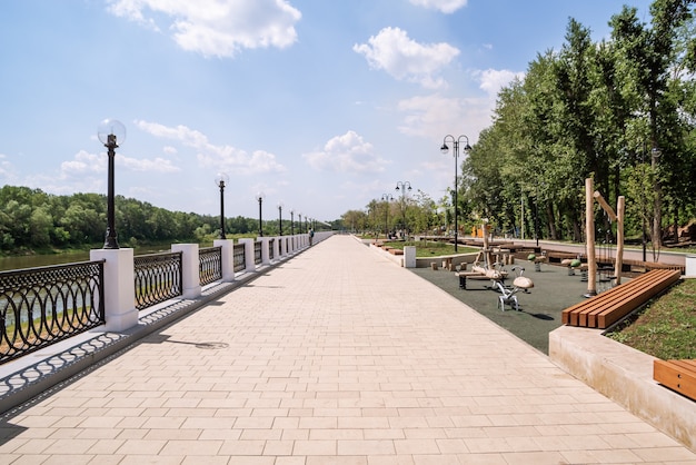 Orenburg russia argine degli urali trama passeggiata della città con un parco giochi