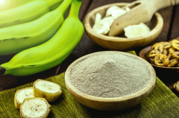 写真 砕いたグリーンバナナ、健康的なビーガンフードから作られた有機小麦粉と代替小麦粉