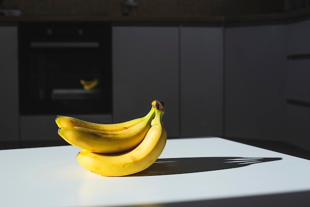 写真 家のキッチンのテーブルに有機バナナ