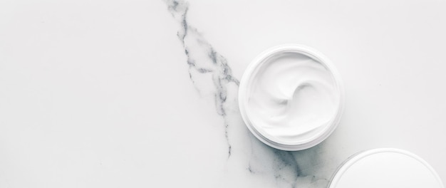 Foto cosmetici di bellezza organici su sfondo flatlay in marmo per la casa spa