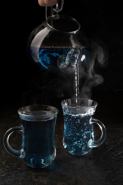 Фото Органический синий чай анчан, клитория, горох-бабочка на черном фоне.