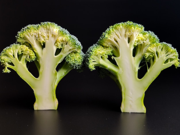 Photo organic broccoli isolated on black