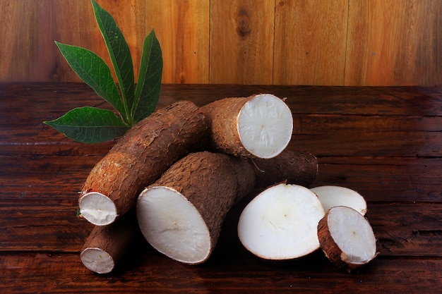 Manioca organica (mandioca, manioca, aipim, cucina brasiliana), sul tavolo di legno rustico