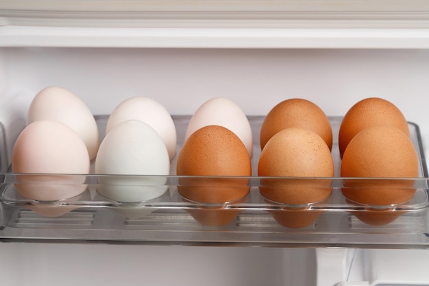 Pollo biologico e uova di anatra bianca in frigo fresche dalla fattoria pronte per la colazione