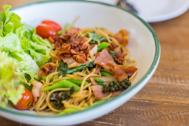 ORGANIC CHINESE KALE AND CISPY  SPAGHETTI