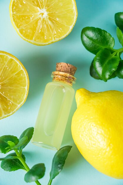 Фото Органическая косметика с лимонным маслом на синем фоне