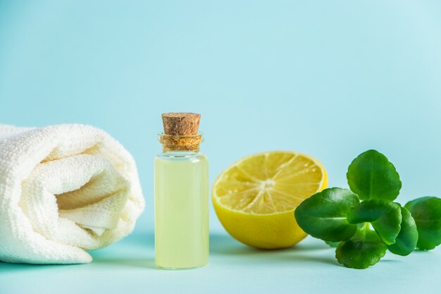 Foto cosmetici biologici con olio di limone.