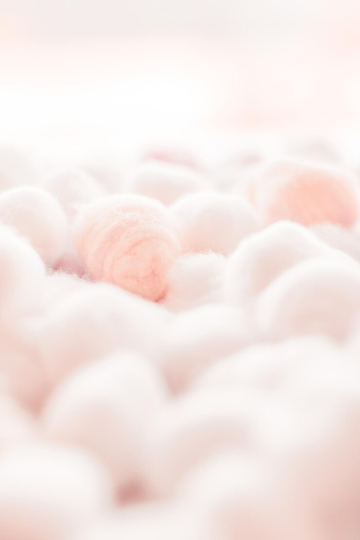 Photo organic cotton balls background for morning routine spa cosmetics hygiene and natural skincare beauty brand product as healthcare and medical design