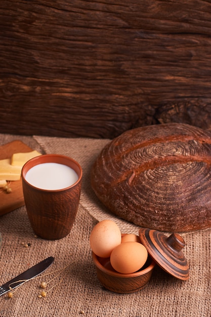 Prodotti lattiero-caseari biologici - latte, formaggio e anche uova, pane