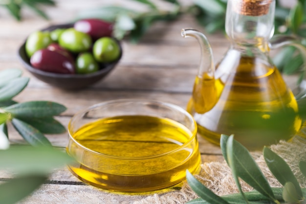 Olio extravergine di oliva biologico su un tavolo