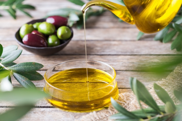 Foto olio extravergine di oliva biologico su un tavolo