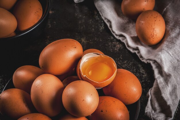 어두운 녹슨 금속 접시에 유기농 농장 닭 계란