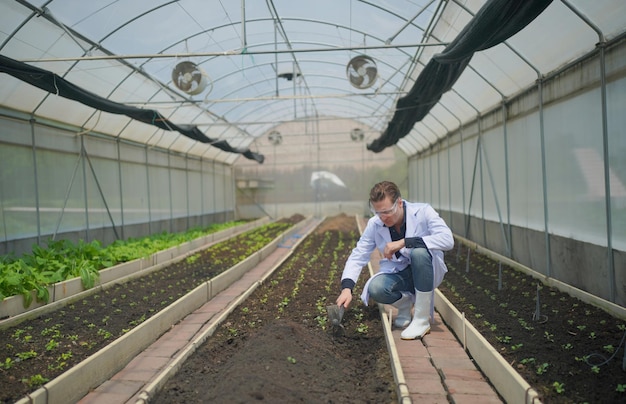 Organic Farmer Eco Agriculture-onderzoekers bij slimme biologische boerderij Innovatieve landbouwtechnologie