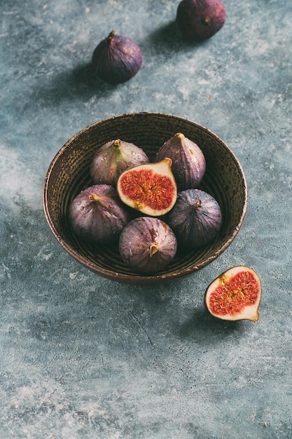 Photo organic figs and cut figs in a bowl