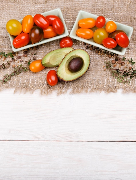 有機食品の背景白い木製のテーブルにさまざまな果物や野菜のスタジオ写真高解像度製品