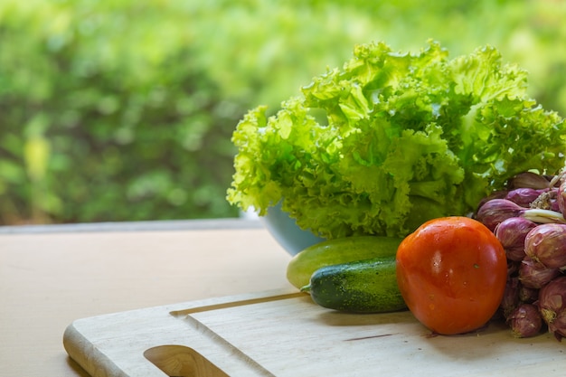 有機食品の背景テーブルに野菜
