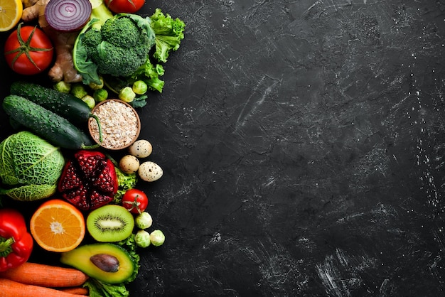黒い石の背景に有機食品野菜や果物上面図無料コピースペース