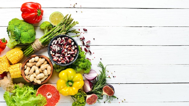 有機食品白い背景の新鮮な野菜や果物上面図無料コピースペース