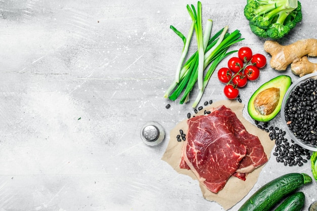 Органические продукты Разнообразие здоровой пищи с сырым мясом говядины