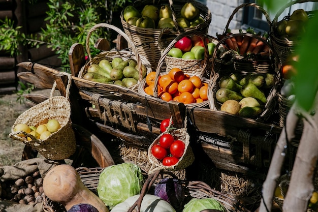 Органический свежий сельскохозяйственный продукт на фермерском рынке