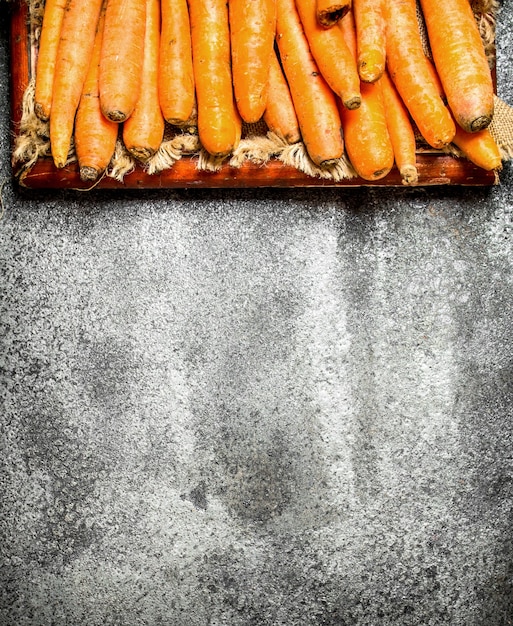 Органическая свежая морковь на каменном столе