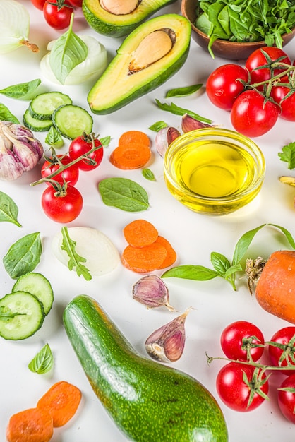 有機新鮮な生野菜フラットレイ。さまざまな野菜サラダの材料を使用した健康食品料理の背景。