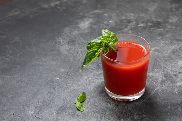 Photo organic fresh tomato juice in a glass