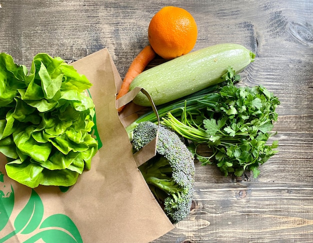 Photo organic fresh vegetables on a wooden table