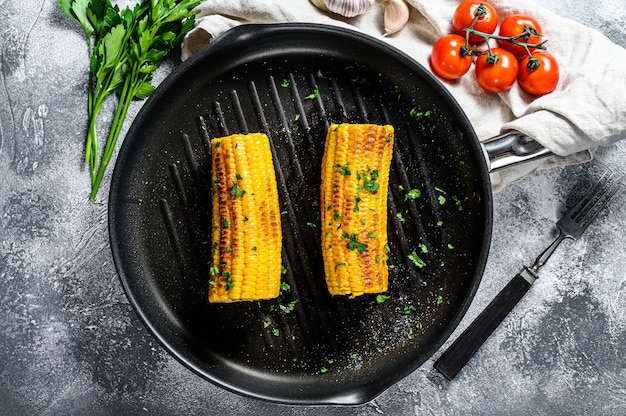 フライパンで有機焼きトウモロコシ。有機農場の野菜。