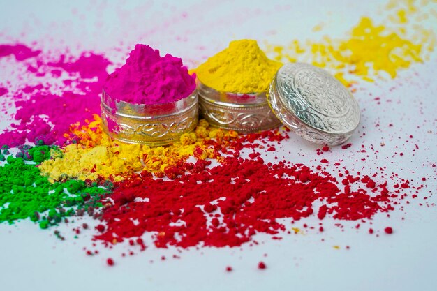 Colori organici gulal in ciotola d'argento per il festival di holi