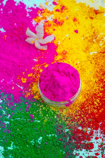 Foto colori organici gulal in ciotola d'argento per il festival di holi