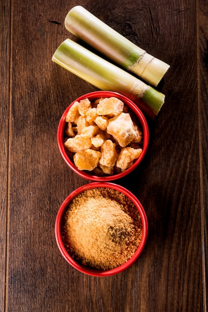 Photo organic gur or jaggery powder is unrefined sugar obtained from concentrated sugarcane juice. served in a bowl. selective focus