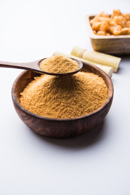 Organic Gur 또는 Jaggery Powder는 농축된 사탕수수 주스에서 얻은 정제되지 않은 설탕입니다.