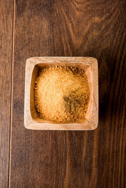 Organic Gur of Jaggery Powder is ongeraffineerde suiker die wordt verkregen uit geconcentreerd suikerrietsap. geserveerd in een kom. selectieve focus