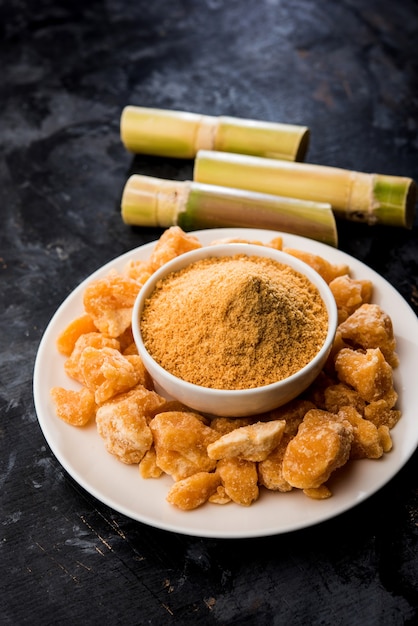 Organic Gur of Jaggery Powder is ongeraffineerde suiker die wordt verkregen uit geconcentreerd suikerrietsap. geserveerd in een kom. selectieve focus