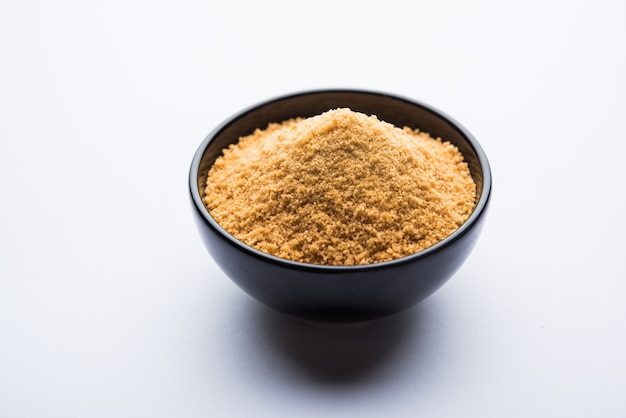Фото organic gur или jaggery powder - это нерафинированный сахар, полученный из концентрированного сока сахарного тростника.
