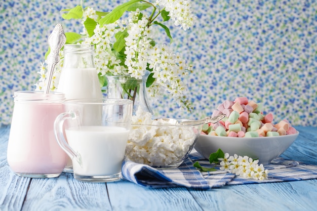 Photo organic healthy food with milk and twisted marshmallow