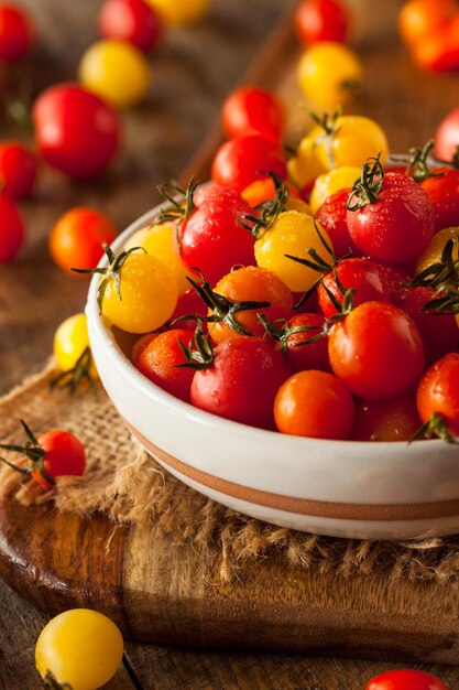 Photo organic heirloom cherry tomatos in a bowl