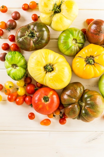 Pomodori cimelio biologici dalla fattoria del cortile.