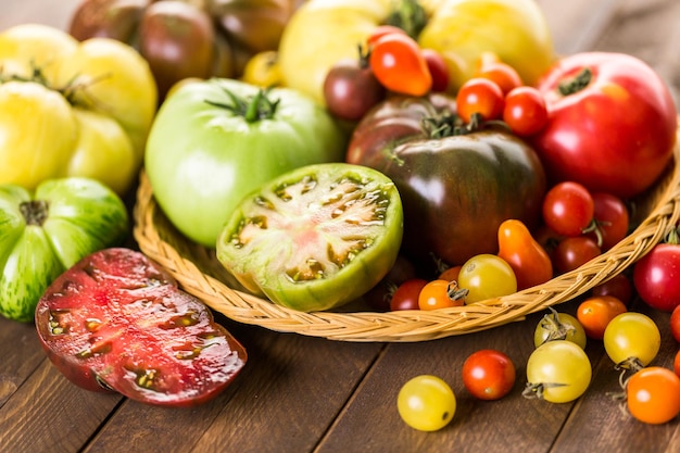 뒤뜰 농장에서 유기농 가보 토마토.